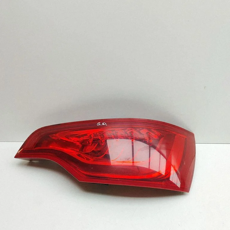 Aizmugurējais lukturis virsbūvē 4L0945094F