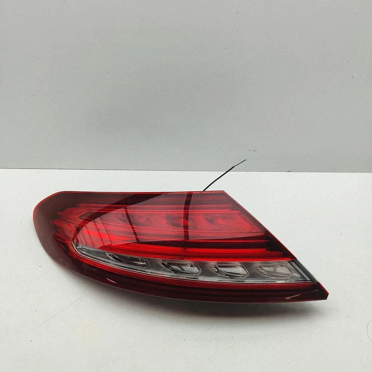 Lampa tylna w błotniku A2059066300