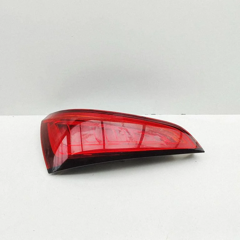 Lampa tylna w błotniku 8R0945093C