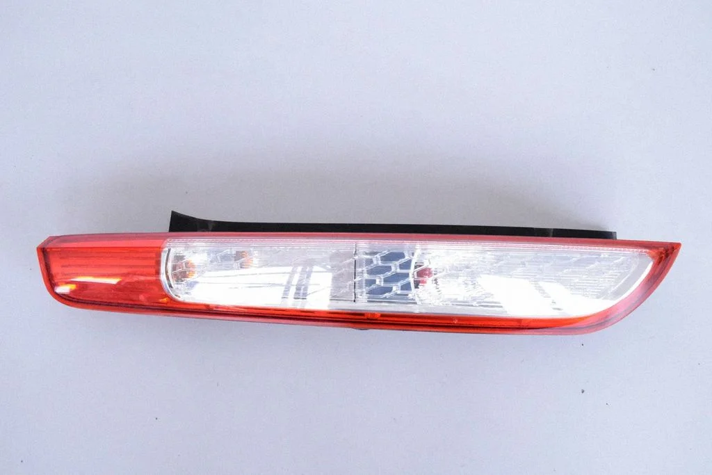 Lampa tylna w błotniku 8M5113405A