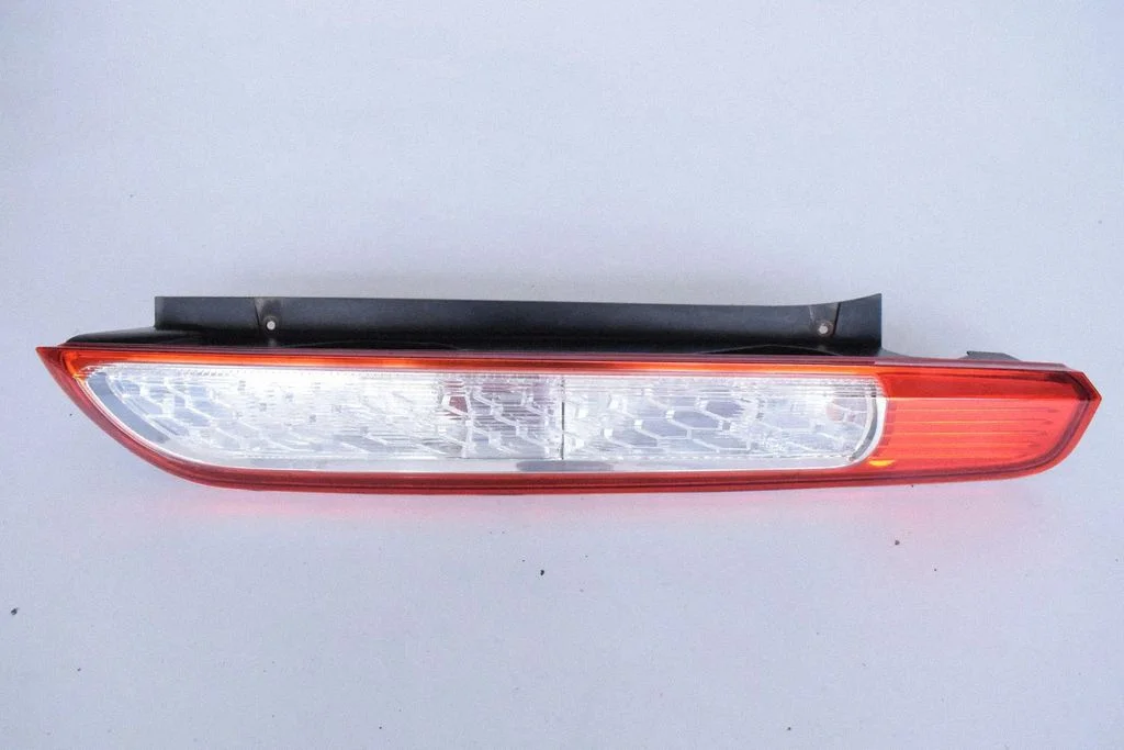 Lampa tylna w błotniku 8M5113404A