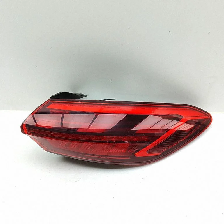 Lampa tylna w błotniku 8MA945092