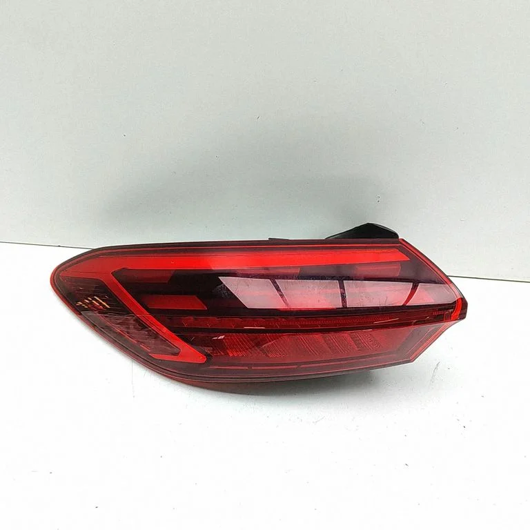 Lampa tylna w błotniku 8MA945091