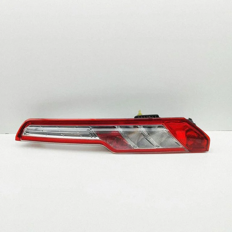 Aizmugurējais lukturis virsbūvē BK2113404AF
