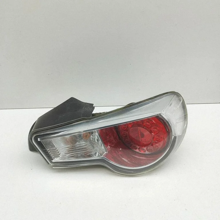 Lampa tylna w błotniku SU00305115