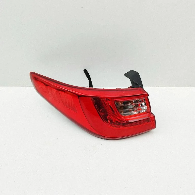 Aizmugurējais lukturis virsbūvē 92401D4400