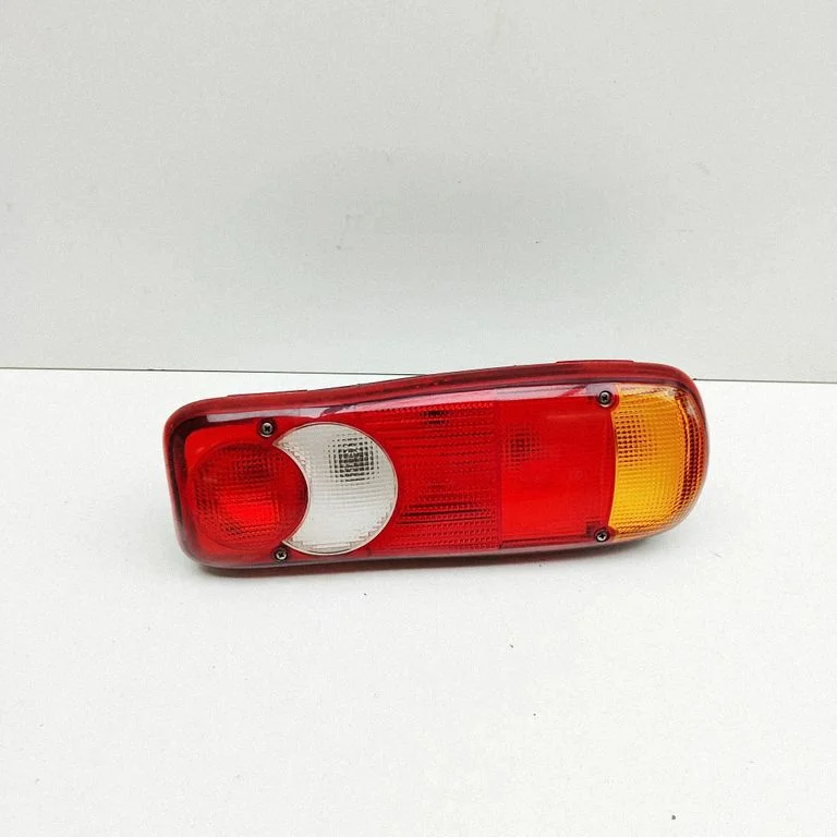 Lampa tylna w błotniku 1372698080