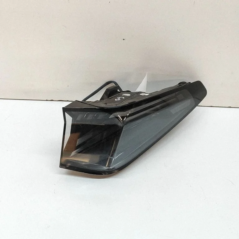 Lampa tylna w błotniku 9842102380