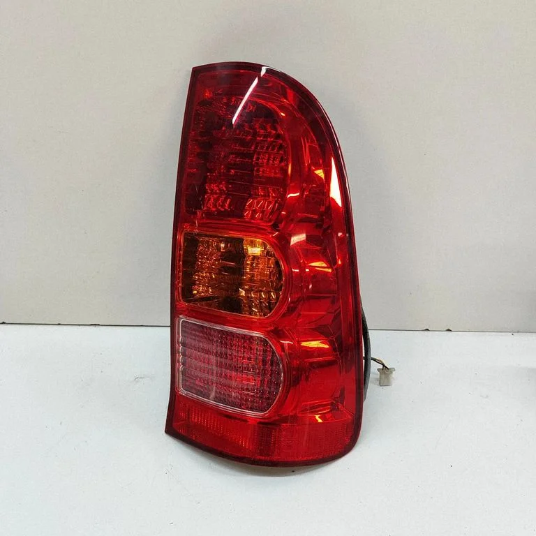 Lampa tylna w błotniku 815500K040