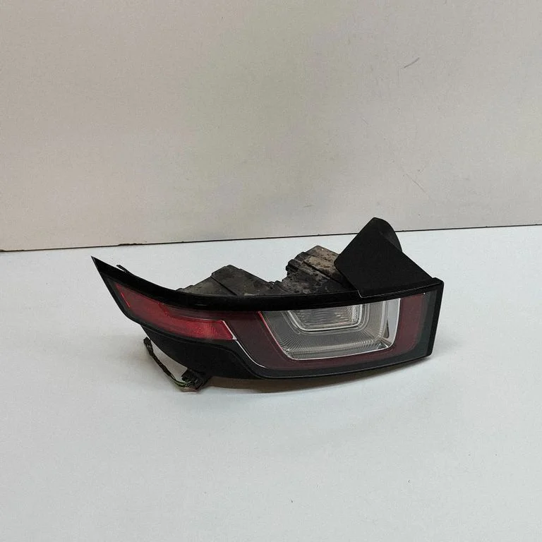 Aizmugurējais lukturis virsbūvē GJ3213405AB