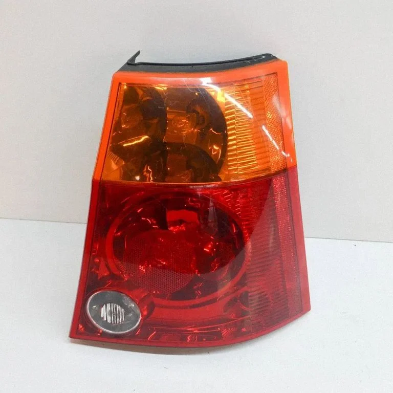 Aizmugurējais lukturis virsbūvē 04857586AC