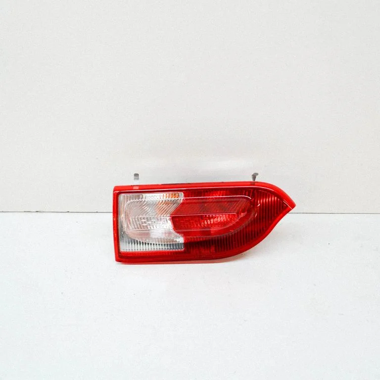 Lampa tylna w błotniku 366900804