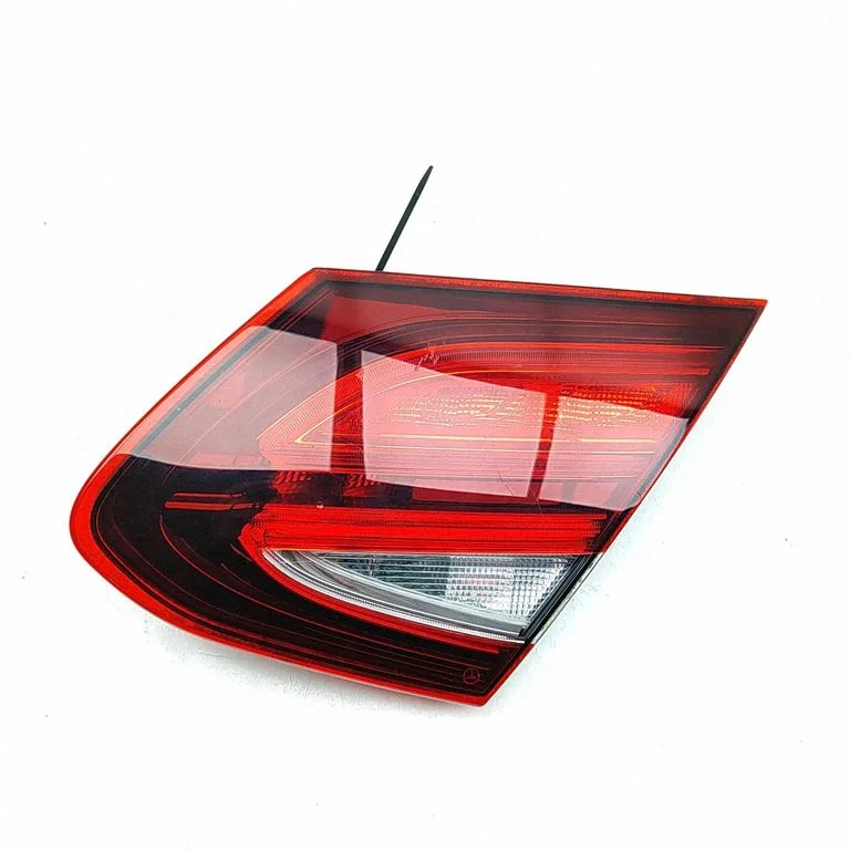 Aizmugurējais lukturis bagāžnieka vākā A2059063805