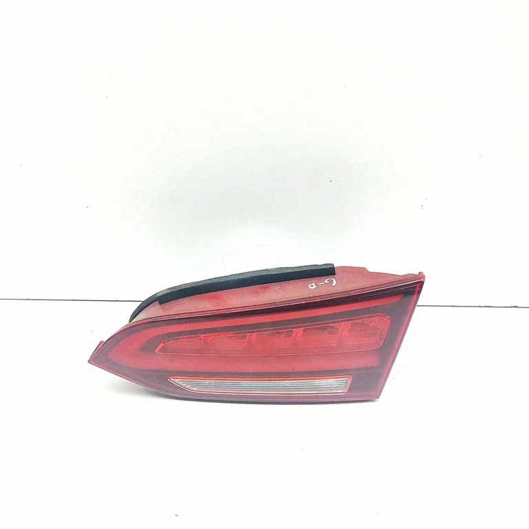Aizmugurējais lukturis bagāžnieka vākā 924062W610
