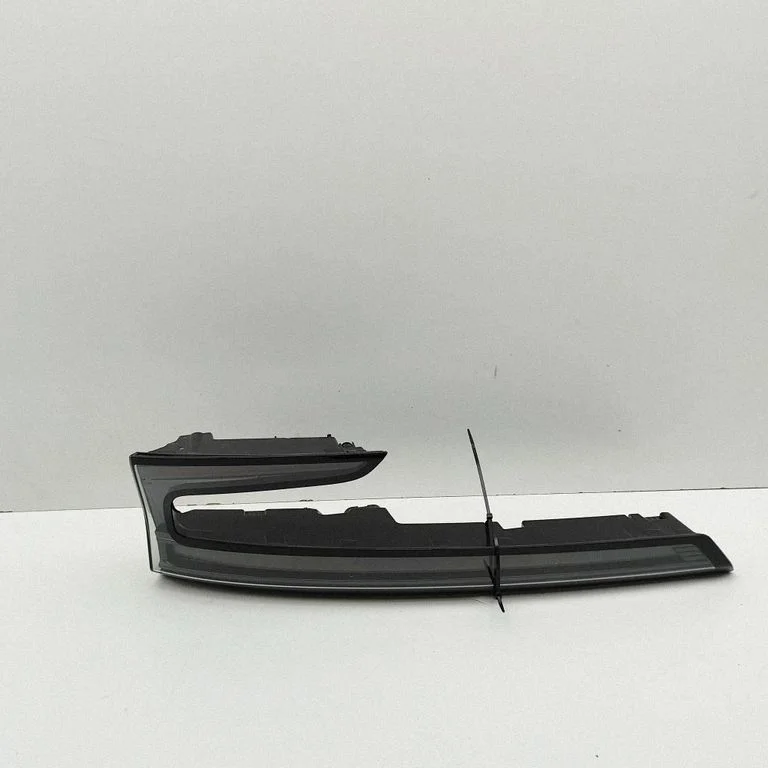 Aizmugurējais lukturis bagāžnieka vākā 265506803R