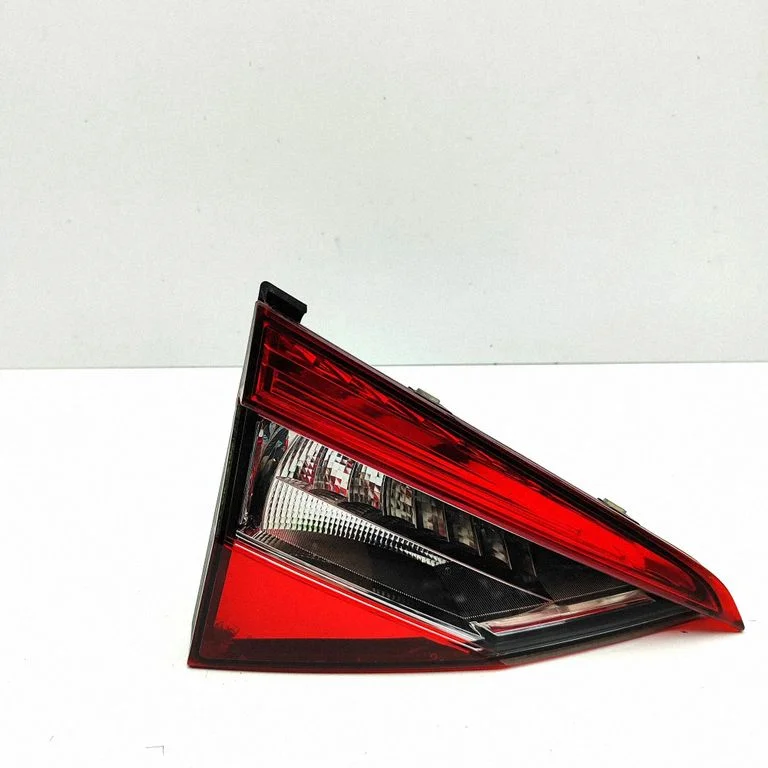 Tailgate rear/tail lights 3V5945307B
