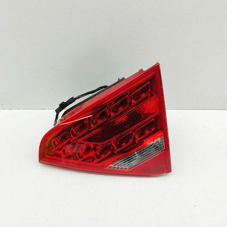 Aizmugurējais lukturis bagāžnieka vākā 8T0945094A
