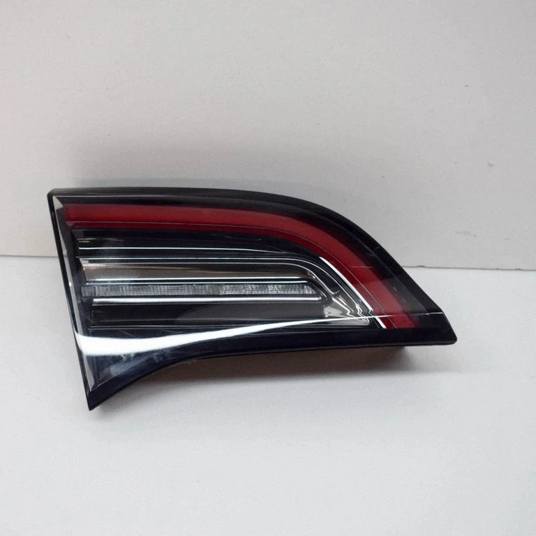 Lampa tylna w klapie – Tesla Model Y (2020-)