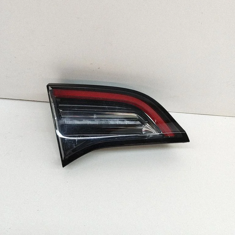 Lampa tylna w klapie – Tesla Model Y (2020-)