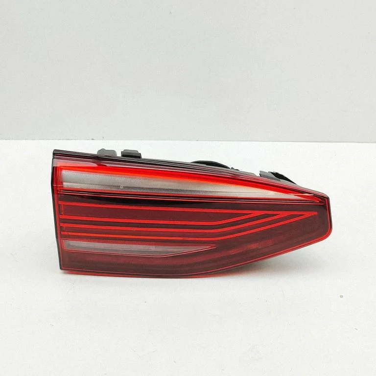 Tailgate rear/tail lights F03809500