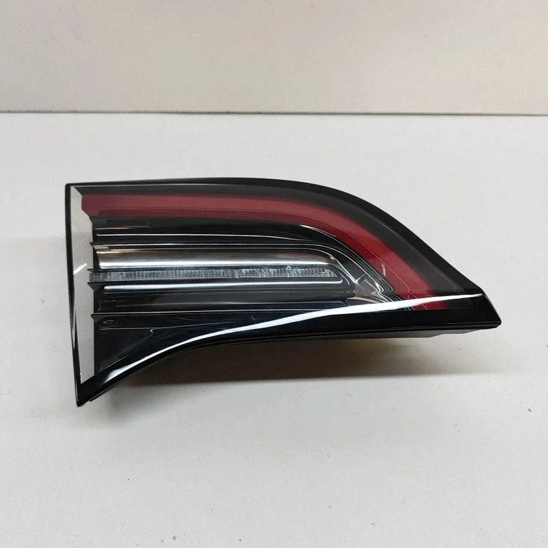 Lampa tylna w klapie – Tesla Model Y (2020-)
