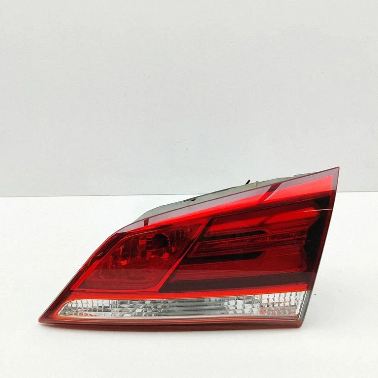 Aizmugurējais lukturis bagāžnieka vākā 924043Z600