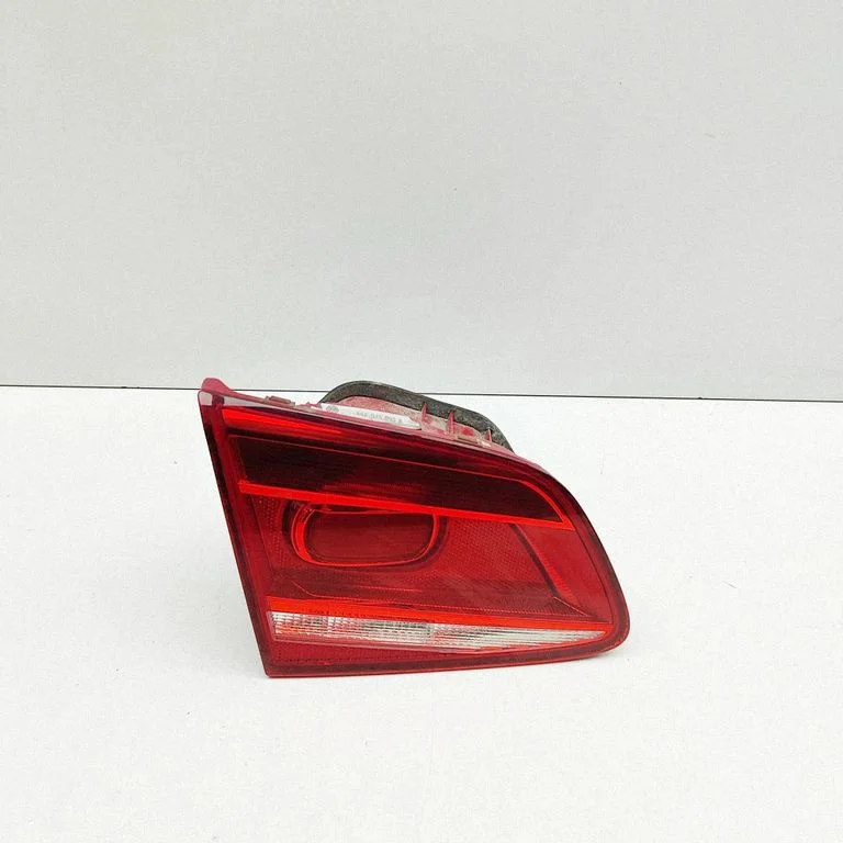 Aizmugurējais lukturis bagāžnieka vākā – Volkswagen Passat CC (2008-2016)