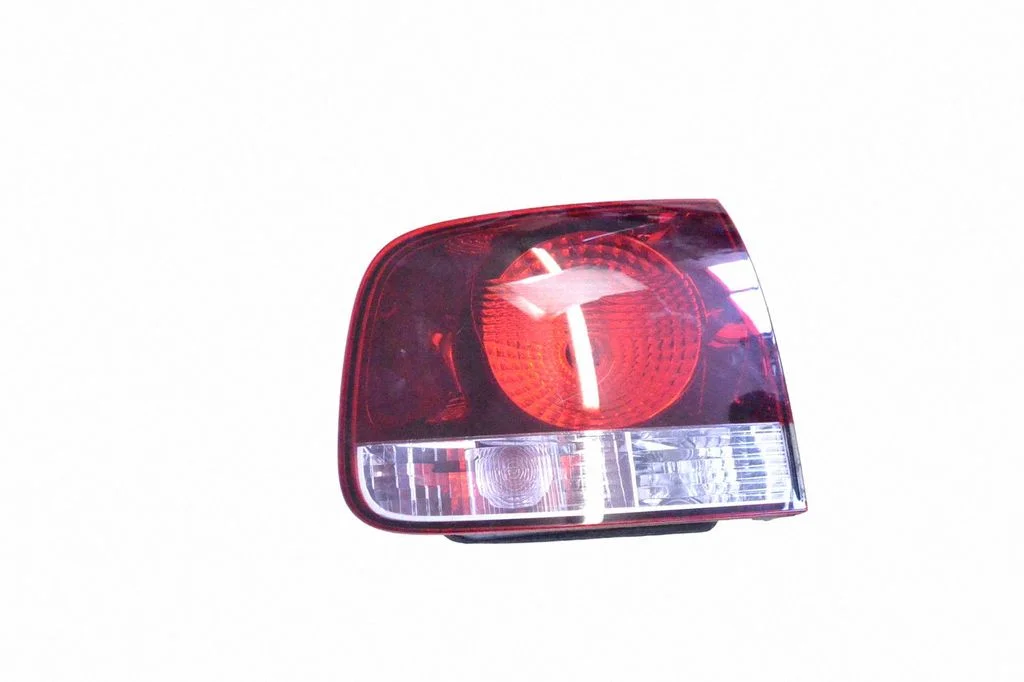 Aizmugurējais lukturis bagāžnieka vākā 7L8945260A