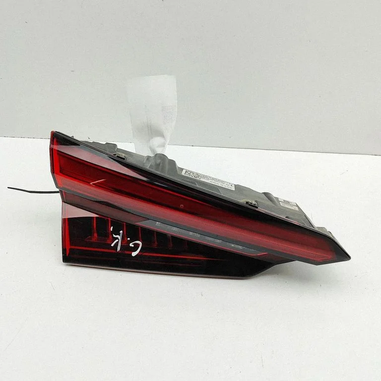 Lampa tylna w klapie 8W6945093J