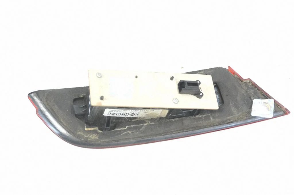 Aizmugurējais lukturis bagāžnieka vākā 8X2315K272CD