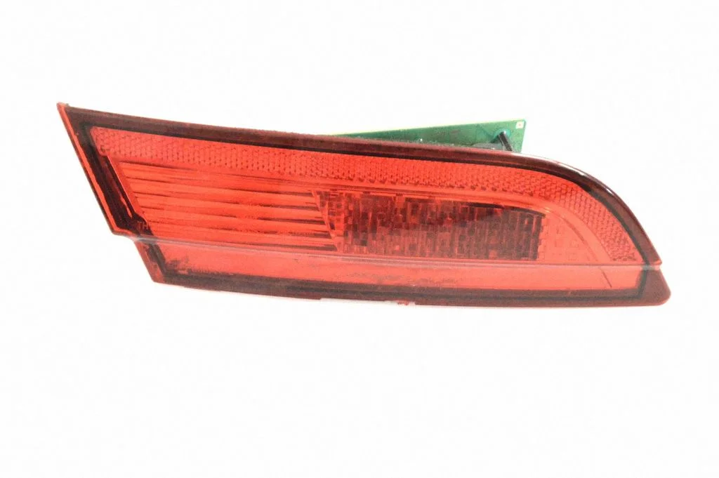 Aizmugurējais lukturis bagāžnieka vākā 8X2315K273CD