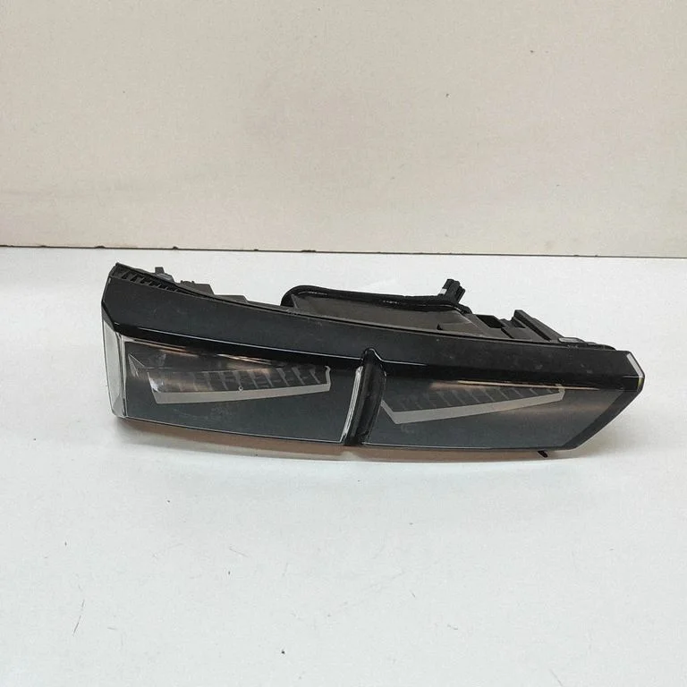 Aizmugurējais lukturis bagāžnieka vākā 9836300380
