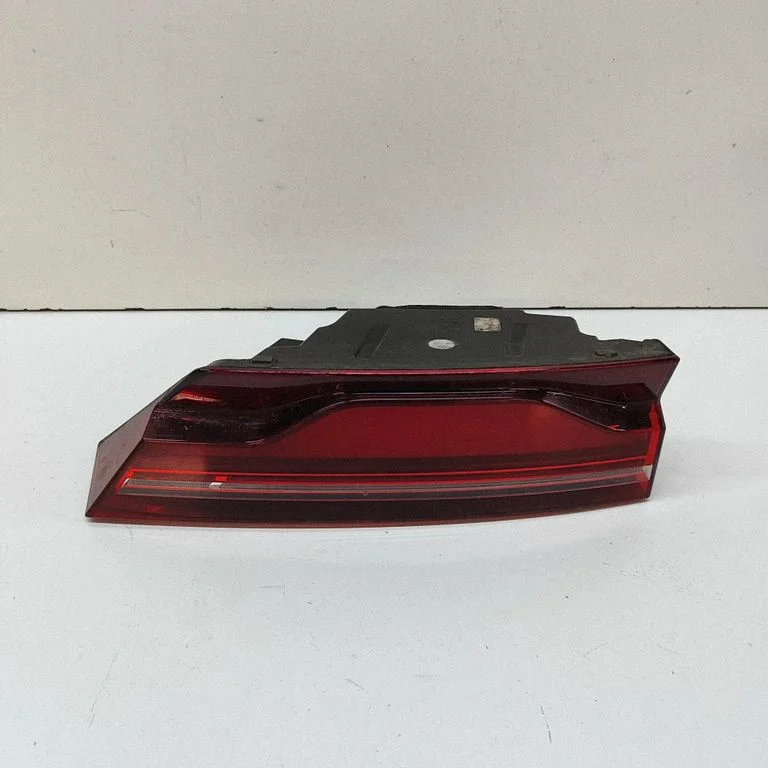 Aizmugurējais lukturis bagāžnieka vākā MK8313A421A