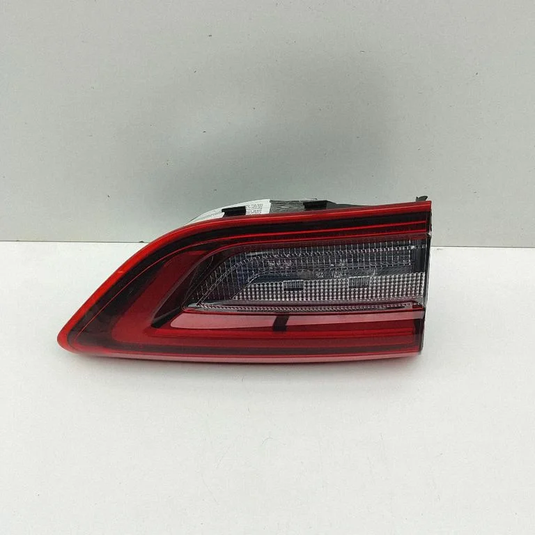 Aizmugurējais lukturis bagāžnieka vākā PV4T13A603AB