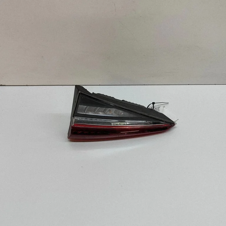Aizmugurējais lukturis bagāžnieka vākā 565945308G
