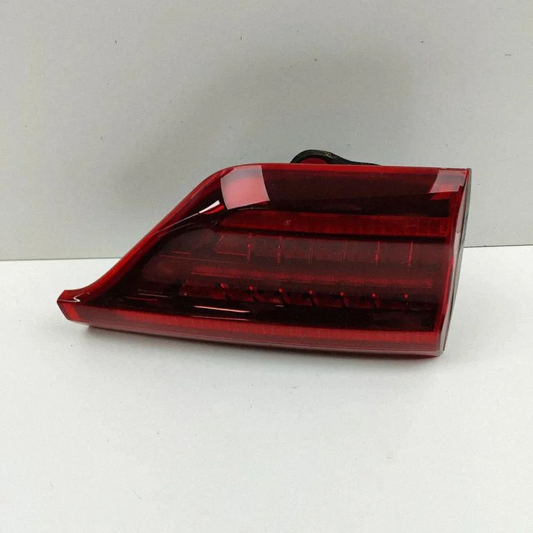 Aizmugurējais lukturis bagāžnieka vākā 92405F1601