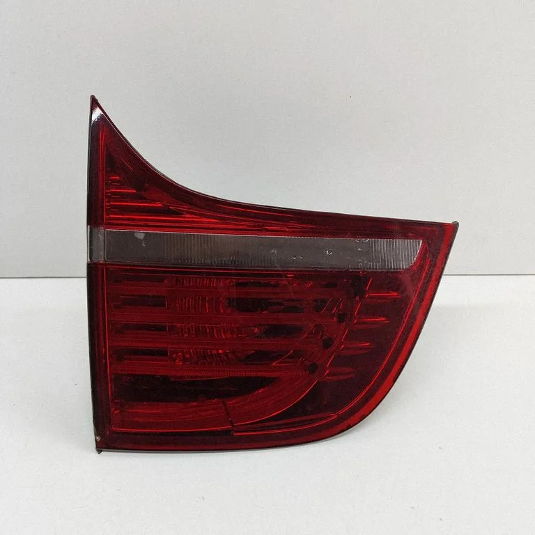 Tailgate rear/tail lights