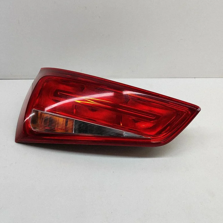 Aizmugurējais lukturis bagāžnieka vākā – Audi A1 (2010-2018)