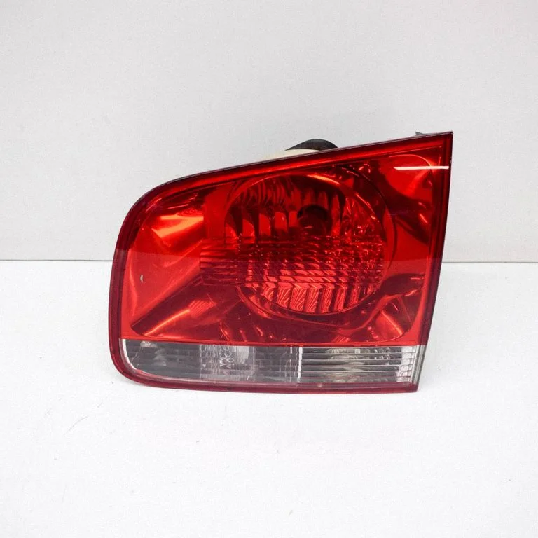 Aizmugurējais lukturis bagāžnieka vākā – Volkswagen Touareg I (2002-2010)