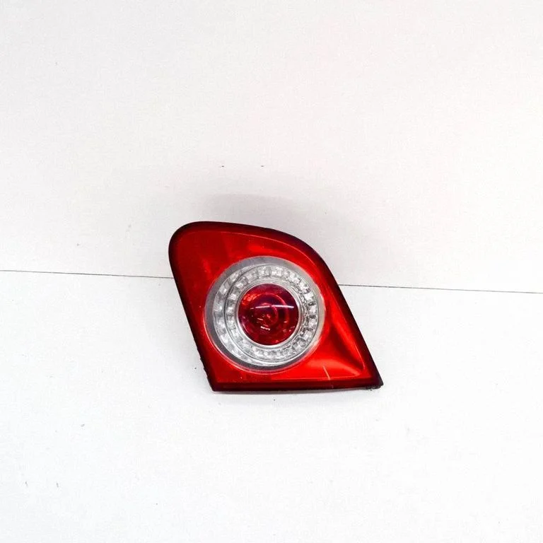 Aizmugurējais lukturis bagāžnieka vākā – Volkswagen Passat B6 (2005-2010)