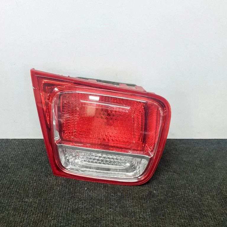 Aizmugurējais lukturis bagāžnieka vākā 22907309