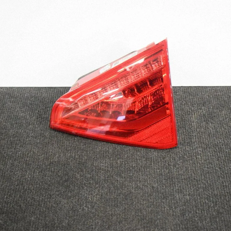 Aizmugurējais lukturis bagāžnieka vākā 8T0945094C