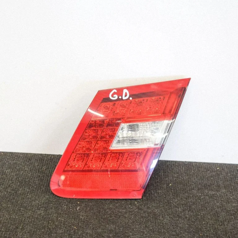 Aizmugurējais lukturis bagāžnieka vākā A2129060258