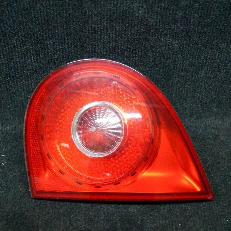 Aizmugurējais lukturis bagāžnieka vākā – Volkswagen Golf IV (1998-2005)