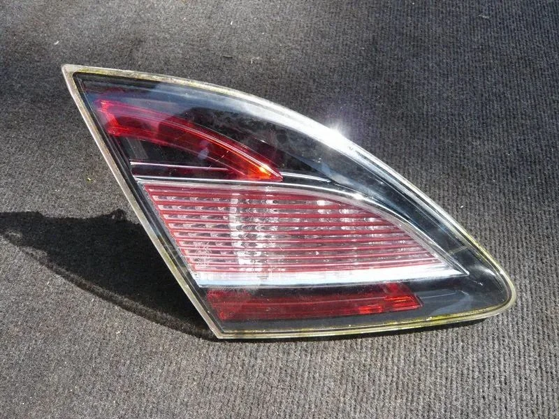Aizmugurējais lukturis bagāžnieka vākā – Mazda 6 (2008-2013)