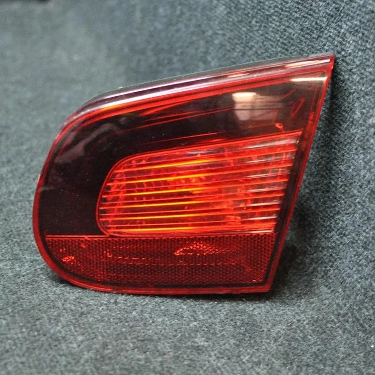 Aizmugurējais lukturis bagāžnieka vākā – Volkswagen Eos (2006-2010)