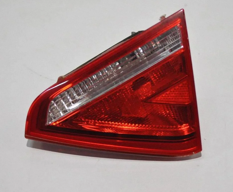 Aizmugurējais lukturis bagāžnieka vākā – Audi A5 Sportback 8TA (2009-2016)