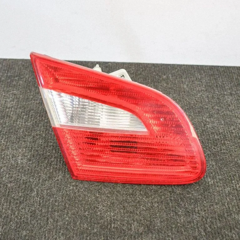 Aizmugurējais lukturis bagāžnieka vākā 3T5945093
