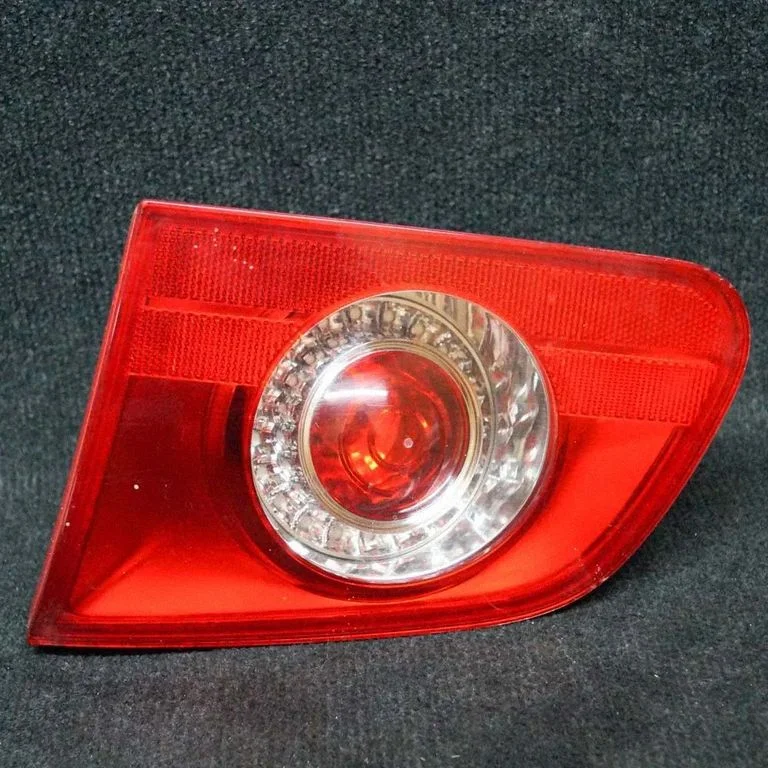 Lampa tylna w klapie – Volkswagen Passat B6 (2005-2010)