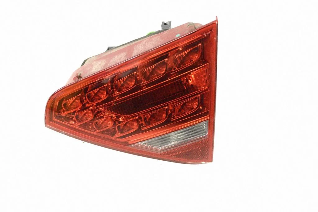 Aizmugurējais lukturis bagāžnieka vākā 8T0945094A
